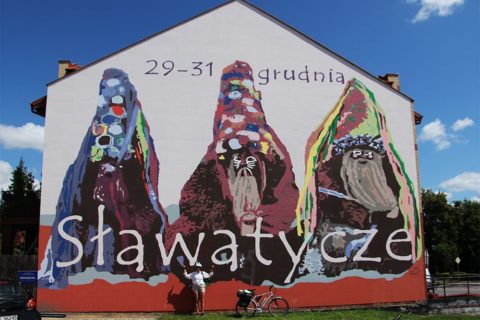 Pamiątkowe zdjęcie przed muralem w Sławatyczach.